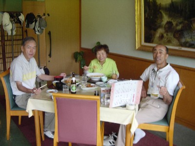 左から幹事の芝元さん(21回卒)、湯田さん・窪田さん(20回卒)、飛ばし屋軍団